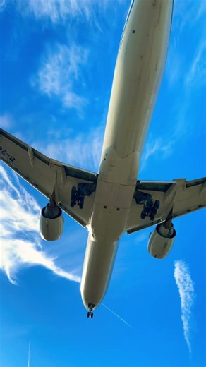 Air China 🇨🇳 Boeing 777-39L coming from Beijing to landing Heathrow Airport London ￼