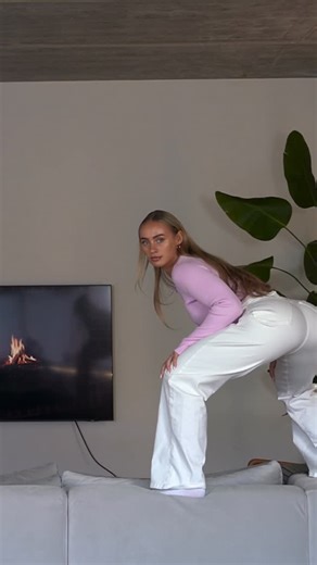 Guusje van Geel | I’ll give it back I promise 🤓 ➡️ Send this to someone who always barrows your favourite clothes 🤣😤 The @fitjeans sale is almost over, get... | Instagram