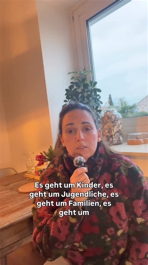 Touran | Sozialarbeiterin on Instagram: "Wenn bei der Jugendhilfe gespart wird, spart man nicht an Zahlen, man spart an Kindern, Familien und Unterstützungsstrukturen. SGB VIII verspricht Hilfe. Kürzungen verhindern sie. Und genau die, die ohnehin kämpfen, fallen zuerst durchs Raster. #jugendhilfe #sgbviii #kinderbrauchenhilfe #sozialearbeit #sozialpolitik"