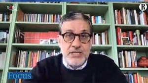 59K views · 138 reactions | Le città immobili, il traffico fermo. Tra scuole chiuse e smart working genitori e figli obbligati a una convivenza continua strettissima finora sconosciuta fra le mura domestiche. Gli anziani, invece, spesso soli, con la sensazione di pericolo imminente. Lo psichiatra Lingiardi: "Troppo silenzio? Siamo isolati, non soli" | la Repubblica | Facebook