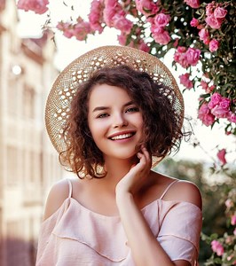 11 Best Hot Curling Brushes For Short Hair, As Per A Hairstylist