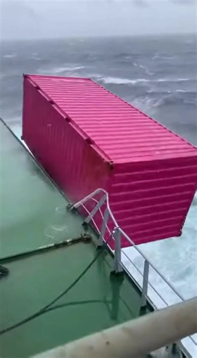 Heavy winds test fails #ocean #ship #storm #waves #northsea
