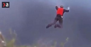 Video: Base jumper prežil hrôzostrašný pád!