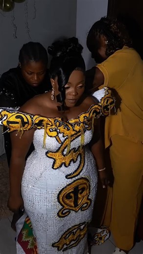 Ann'sBeauty Artistry on Instagram: "The struggle of getting brides ready 🥰 If you know you know 😜 Makeup & Hairstyling @anns_beauty_artistry #bride #bridesdress #kentebride #bridalvideo #bridalvibes @weddinggallerygh @weddingsonbudget_ @kente_wedding_ntoma_styles @weddingtalkghana @royalweddingsgh"