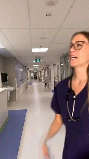 🎬 • @rnnewgrads 𝗕𝗶𝗣𝗔𝗣 (𝗕𝗶𝗹𝗲𝘃𝗲𝗹 𝗣𝗼𝘀𝗶𝘁𝗶𝘃𝗲 𝗔𝗶𝗿𝘄𝗮𝘆 𝗣𝗿𝗲𝘀𝘀𝘂𝗿𝗲) is a non-invasive ventilation method used to treat a variety of respiratory conditions. Hypercapnic respiratory failure occurs when there is an accumulation of carbon dioxide (CO2) in the blood due to inadequate removal of CO2 by the lungs. BiPAP can be a highly effective treatment in these situations.⁣ ⁣ BiPAP delivers 𝘁𝘄𝗼 levels of airway pressure (Think Bi = 2), one for inhalation (higher pressure) 