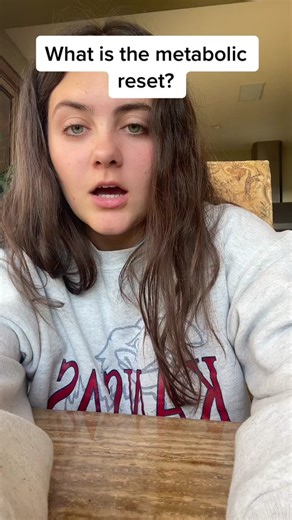 What is a metabolic reset? Here are some of the basics for what the program is: 1. loading phase (eat over 5000 calories for 2 days) 2. losing phase (fasting 16 hours and eating for 8 hours) 3. eat 4 oz of protein, 4 oz of veggie, 4 oz of fruit, 2 cups of free veggie (celery, cucumber, lettuce, spinach) #metabolicreset