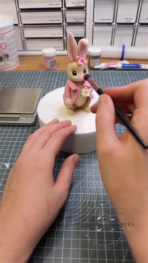 Seven years ago, I discovered cake topper modelling… and it became part of me. This Floppy rabbit from Peter Rabbit cake topper is handmade from #SaracinoModellingPaste, shaped with patience, love, and attention to every tiny detail. Creating these is more than work—it’s my happy place. #cakedecorating #caketutorial #PeterRabbit #customcaketoppers