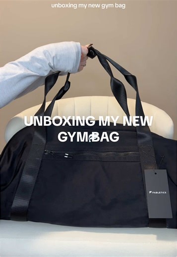 #fableticspartner | okay but how cute and practical this @Fabletics gym bag is? 🖤🎧 Check their cutest sets and VIP membership offer at Fabletics.com/ MovelnFabletics #fabletics #gymbag #gymessentials #fableticshaul