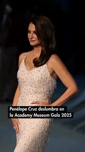 Sin palabras. Así nos dejó Penélope Cruz en la alfombra azul de la Academy Museum Gala 2025 minutos antes de ser galardonada con el ‘Premio Icono’. Con un sensacional vestido de corte sirena cubierto de pedrería y flecos, la actriz consiguió convertirse en una de las estrellas mejor vestidas de la noche. Sencillamente espectacular. ✨ 🎥: Getty #academymuseumgala #penelopecruz #alfombraroja | ELLE España