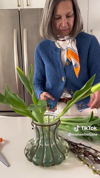 Fresh flower arrangement for spring. I filmed the last clip of the tulips a few days later when they opened up a bit more 🌷