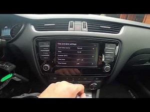 How do you set the clock on the Škoda Octavia?