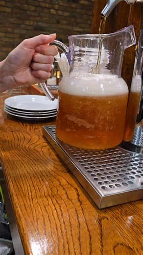 Smakosz isn’t just about traditionally made, delicious Polish food. It’s about the whole experience. It’s the cozy feeling when you walk in. The sound of plates coming out of the kitchen. The smell of food freshly cooked to order and ready to be enjoyed. A table filled with comforting dishes, paired with a glass of wine, a freshly poured beer on tap, or homemade compote that tastes like it came straight from grandma’s recipe book. Good food always tastes better when you slow down and actually en