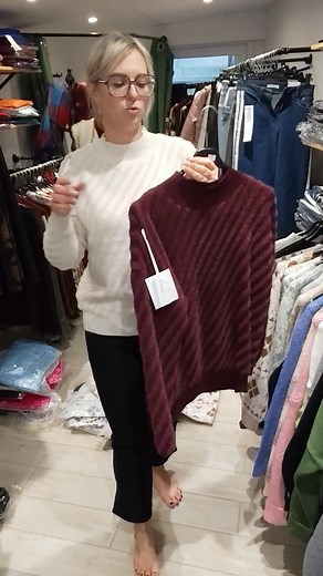 🌸✨ NOUVEAUTÉS TOUTES FRAÎCHES EN BOUTIQUE ! ✨🌸 Les filles, préparez-vous… vos futurs coups de cœur viennent d’arriver 😍 💗 NOUVEAU PULL – 25€ Ultra doux, ultra comfy, ultra canon ✨ Tailles ML (jusqu’à un bon 40) et XL/XXL (jusqu’à un bon 42). 💖 NOUVEAU PANTALON – 12€ La pièce parfaite pour mettre vos formes en valeur 😍 Tailles : • ML : 38 • XL/XXL : 40/42 • 2XL/3XL : 42/44 • 3XL : 44/46 🌈 Couleurs disponibles : Noir, Choco, Gris, Bleu Marine, Bleu Canard, Bordeaux. De quoi assortir toutes 