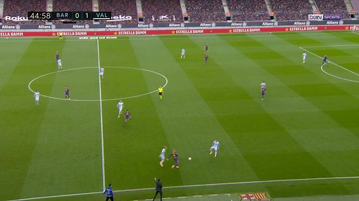 646K views · 10K reactions | [⚽️ VIDÉO BUT]   Lionel Messi devient le recordman du nombre de buts inscrits pour un même club, à égalité avec Pelé !  Son 643ème but, marqué juste après voir raté son penalty ! | beIN SPORTS France | Facebook