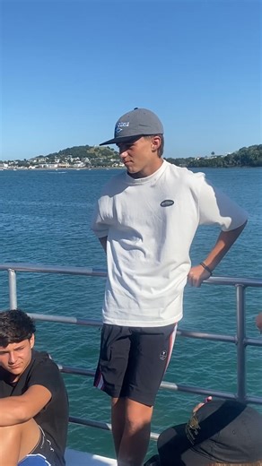 Rugby Exchange New Zealand on Instagram: "Waiheke Island 🏝️ Después de 15 años en Nueva Zelanda 🇳🇿, sabemos cuáles son las playas, los planes y los momentos que valen la pena. Entrenás en el país del mejor rugby del mundo🌏 mientras conocés lugares increíbles junto a nuevos amigos. Se viene una nueva excursion el finde. Te imaginas donde??"