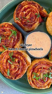 These air fryer ham & cheese pinwheels are so easy to make & they taste amazing!! They can be customised with your favourite ingredients - so if you don’t eat ham, just switch it up for meats of your choice or make it meatless! These can also be frozen for your convenience, pop them out & air fry whenever. Here’s what you will need: * 400g puff pastry * ± 2 cups grated mozzarella * 250g ham * 1 egg * ± 4 tablespoons pasta sauce Method: * Defrost the puff pastry & unroll it. * Add the pasta sauce