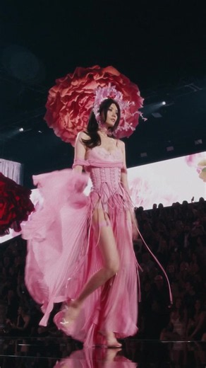 Hi, we’re officially manifesting Ming Xi’s level of confidence going forward. #vsfashionshow #victoriassecret