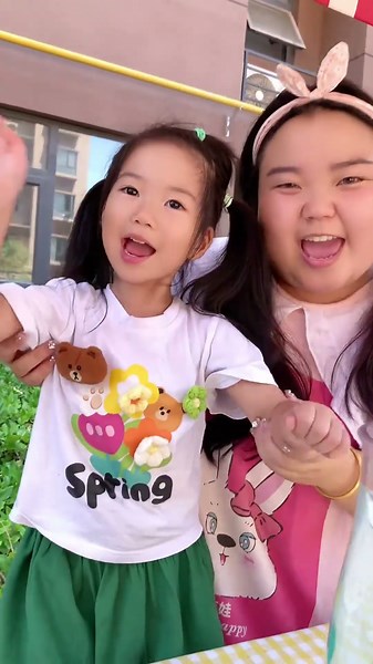 Family painting battle, who's your favorite? #Dailyvlog #Parentchild #Humankid #Cutie #Real life