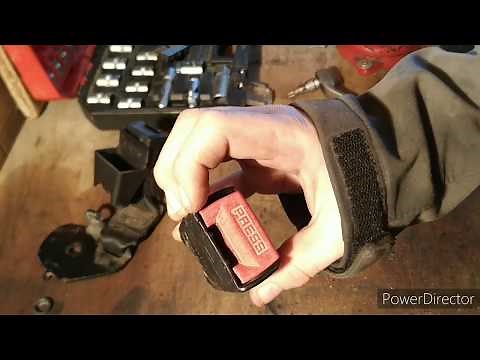 TUTO - COMMENT DÉMONTER une CEINTURE arrière sur CLIO 2