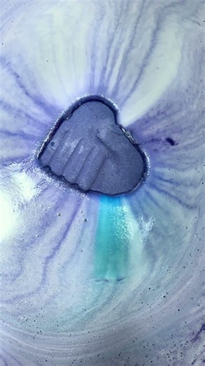 Lush Hand of Friendship bath bomb Demo!