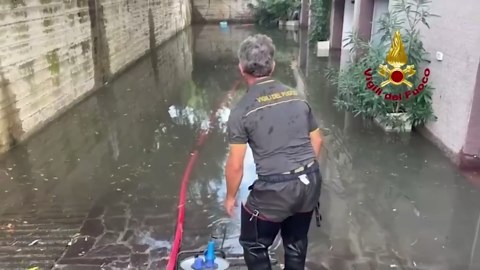 Forte temporale sulla Romagna, a Rimini e Ravenna strade allagate, grandine e alberi abbattuti