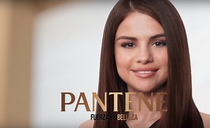 Selena Gómez habla español en campaña para Pantene y la marca gana