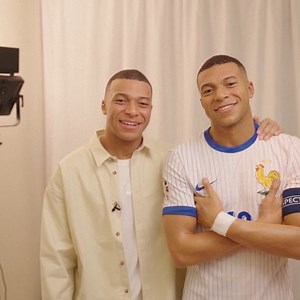 Kylian Mbappe comes face-to-face with Kylian Mbappe 🤝 | TNT Sports Football