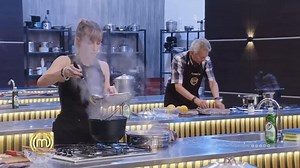 Desde el balcón no paran de alentar, cantando y gritando que los esperan arriba 🗣️💛 Pero abajo… están 100% concentrados en sus platos 😮‍💨🍽️ 👉🏼 MasterChef Celebrity Paraguay, lunes y martes a las 20:55 hs ⏰ por las pantallas del @sntparaguay también por el streaming a través de Facebook y Youtube! | MasterChef Paraguay