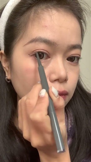 Mastering Kitten Eyeliner: A Beginner's Makeup Transformation