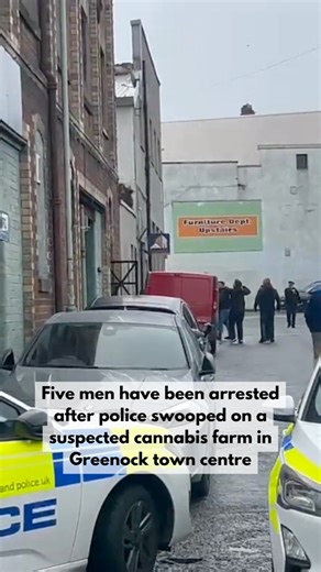 Police swooped on a Greenock building on Thursday with five men arrested 🚔 | Greenock Telegraph