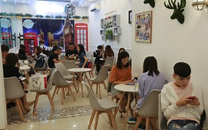 Vietnamese travelers most annoyed by peers’ mobile phone addiction - VnExpress International