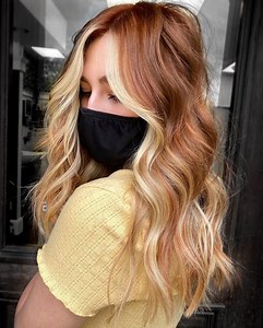 Pourquoi ne pas oser le contouring blond sur les cheveux roux ?