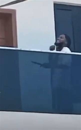 Trending Video: A Young man suspectedly under the influence of hard drugs, slowly sl1ts his own thr/oat with two knives and fell over the balcony, nearby police did everything but couldn’t get to him in time. [Strong Viewers Discretion Advised⛔️]Uncensored footage in CS.