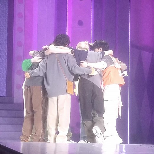 i started crying when i saw felix crying, it makes my heart so happy when i see them hearing how stays feel about them and how much stays love them, i really cant express in words how much i love these 8 boys, they are the sunshine in my life