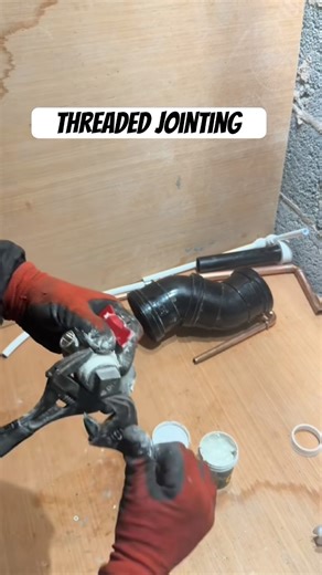 Jointing threaded fittings #plumbing #plumber #pipe #heating #tools #plumbingtips #plumbingtime