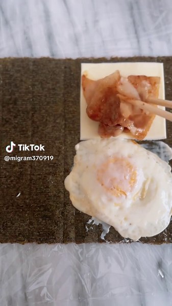 簡単&便利！折りたたみおにぎらずの作り方を紹介🍙
