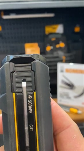 1.3K views · 2.5K reactions | TOUGHBUILT Scraper 2 in 1. Atat cutter cat si scraper. Sper sa fie cu folos! #toughbuilt #toughbuilttools #toughbuiltscraperutilityknife #scaper #smart #tools #4u #fyp | Teo Priceputul | Facebook