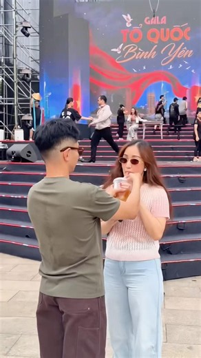 Khánh Thi and Phan Hiển stage a performance on the walking street 💃🏻🕺🏻#khanhthiphanhien