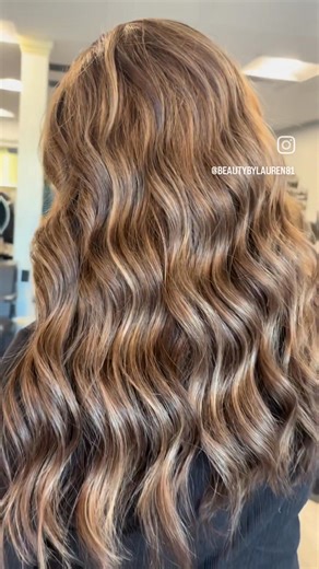 That harsh, chunky root line got you down? 😫 It's time for a major upgrade in blending! If you want to extend the life of your color and say goodbye to that sharp contrast at your roots, a Root Melt (or Root Smudge) is your new best friend. This essential technique involves gently diffusing the boundary where your natural color meets your highlights or balayage. The result? A stunningly soft regrowth area that makes your color look more expensive and dramatically reduces the urgency of your nex