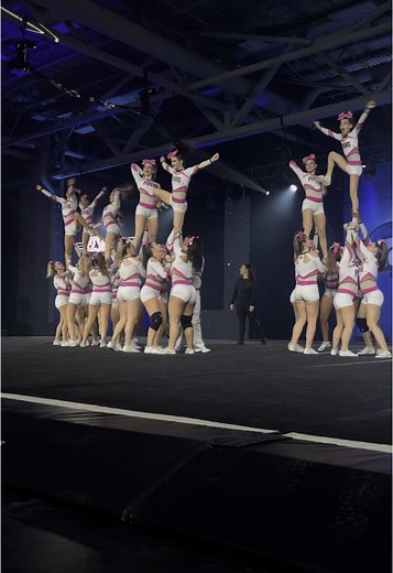 BOW DOWN TO ROYAL 👑 #flyers #cheerleading #cheer