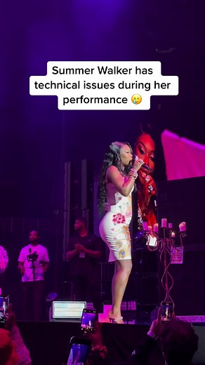 Summer Walker Concert: Bad Stage Performance