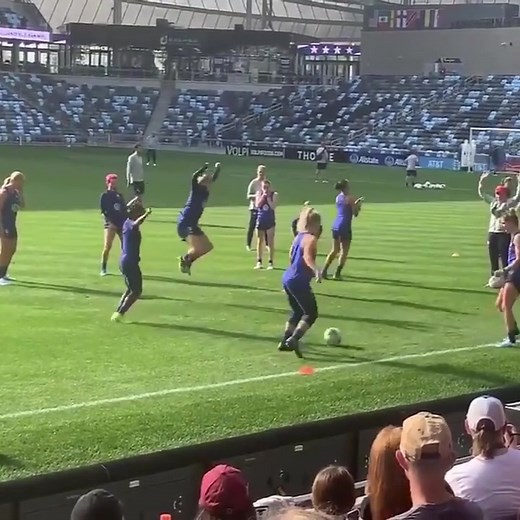 BIG TEAMMATE ENERGY 👥 (via paul_speaks/TW) #soccer #panna #USWNT #rondo #goal #sports