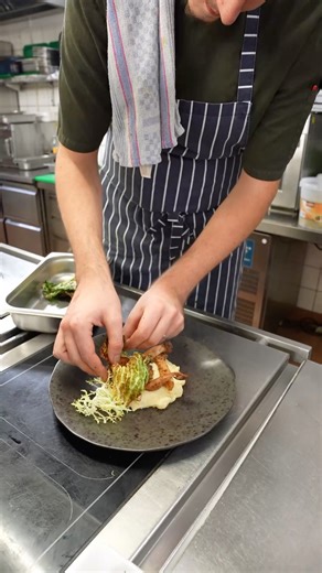 🔥👌Hitze, Timing, Leidenschaft – in unserer Küche sitzt jeder Handgriff! Sichert euch euren Platz (📞03447 / 31 12 26) und erlebt unser Können dort, wo es hingehört: auf eurem Teller!🍽️ | Ratskeller Altenburg