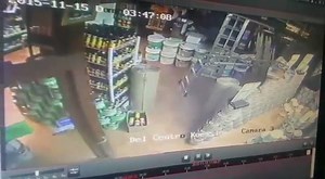 ROBO EN PINTURERIA DEL CENTRO Mostramos imágenes de las cámaras de seguridad del comercio que muestran robo ocurrido en la madrugada del día domingo 15 a las 3:47am | FM del Lago SMAndes 102.5Mhz