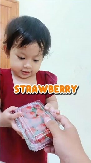Alana Makan Strawberry lucu banget, Asem katanya dia😂 #alanananaa