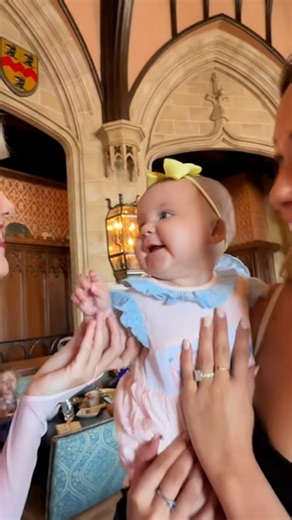 Video Watch the adorable moment this baby meets Princess Aurora at Walt Disney World