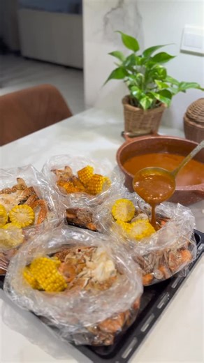 ‎Maysa Mohamed شيف ميساء🇵🇸🇸🇦✨‎ on Instagram‎: "يمكن عندي ٧٠ وصفة مانزلتهم وبصراحة لازم تشجيعكم لانه الوصفات رهيبة وهشلن اضل مستمرة 😩😩 ومااختفي تاني 👌🏻🔥 أكياس الجمبري بالكيجن المكونات : زبدة ٢٥٠ غرام ثوم مهروس ٣ راس ثوم صلصلة ٣ م ك سراتشا صوص نصف كوب شطة سائلةنصف كوب بهارات ٢ م ك بهارات كيجن .. موجودة بالهايليت مكوناتها م ك بهار سمك ،، م ك بابريكا حلوة .. م ص بابريكا حارة .. ملح فلفل اسود حسب الرغبة المكونات : بضيف كمية من الزبدة مع كمية صوم مهروس وصلصلة وسراتشا صوص وشطة سائلة ونحرك المك