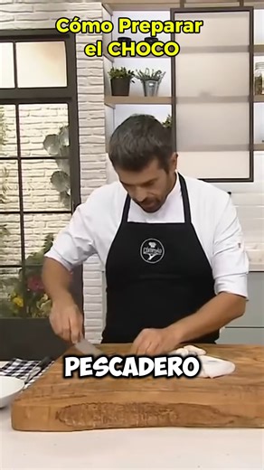 ¿Sabes cómo preparar correctamente el choco? Enrique Sánchez te guía paso a paso en la preparación de este delicioso cefalópodo. rocear el choco en dados pequeños e incorporar al sofrito. Dejar cocinar unos minutos; removiendo de vez en cuando. Extracto del Programa Cómetelo del 13/08/2024. #recetas #recetasfaciles #PreparandoChoco #TrucosDeCocina #RecetasDeMar | Malaspulgas Café Tapas