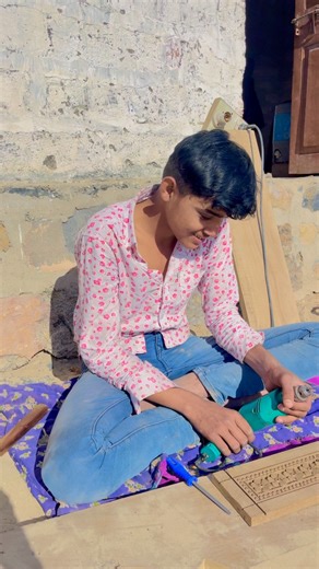 Sadam Khan on Instagram: "किसी भाई को पलंग कुर्सी और दरवाज़ा #viralvideos #trendingréels #foryou #contentmonetization #viralreels #sapotmeplz💝❣️❣️😘🤘🔥🔥"