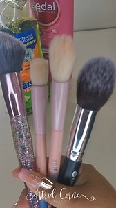 5.7K views · 8.7K reactions | 朗 Sígueme para más tips 殺 Amiga aqui te dejo un consejito para que laves tus brochas y las mantengas limpias sin gastar mucho, utilizando productos que nunca faltan en casita 拾 | Astrid Cerna MakeUp Studio | Facebook